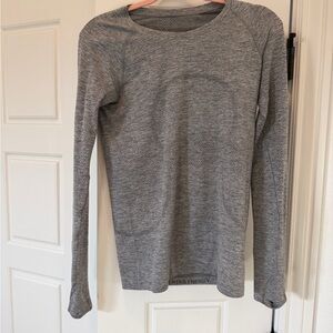 Lululemon Swiftly Tech 2.0 Hip Length Size 6, Slate/White. EUC